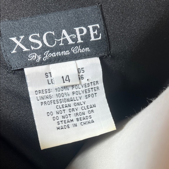 Chic Black Maxi Dress with Floral Details - Picture 8 of 9